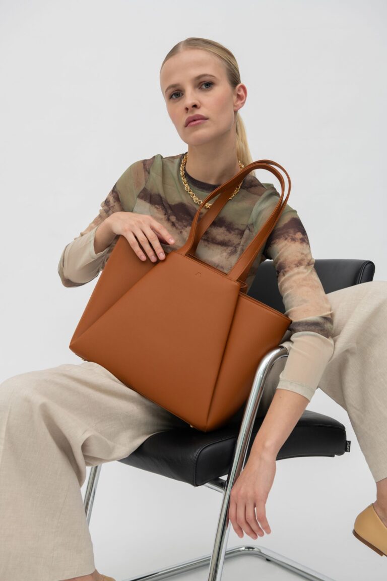 KAAI Midi Pyramid Cognac 575 shop.kaai .eu LR 768x1152