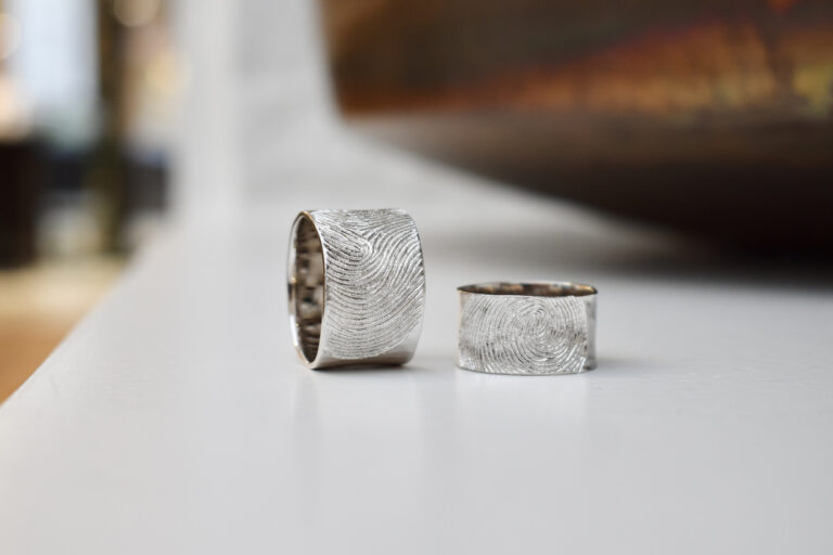 AG maatwerk trouwring huidafdruk2 768x512